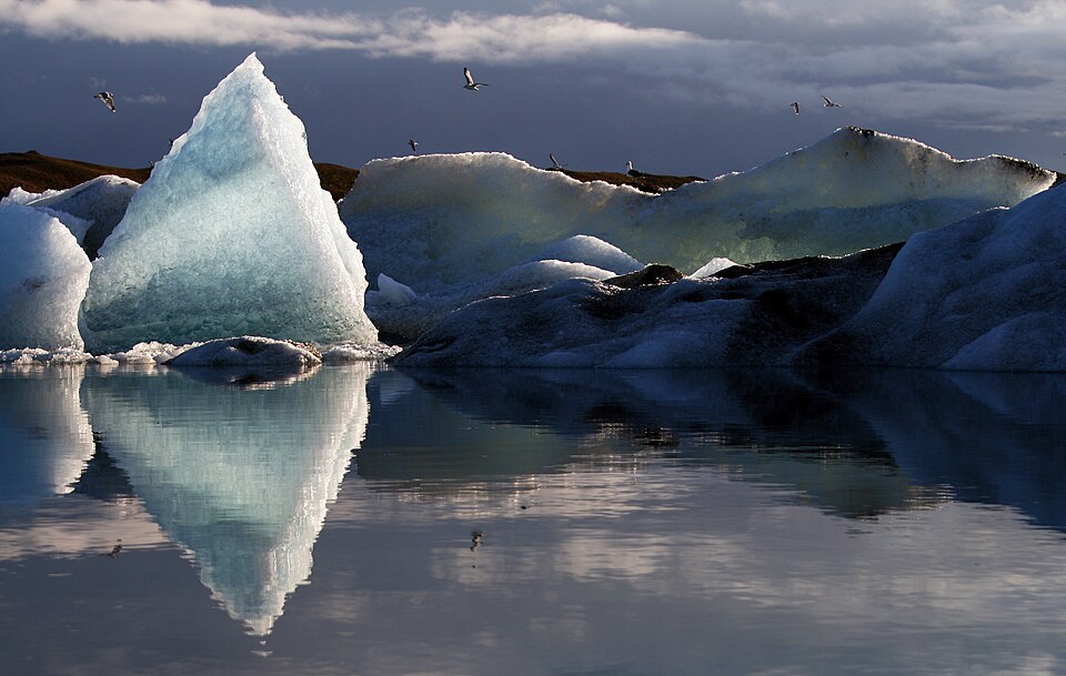 Glacier lagoon, Iceland. 400D iceland (4939687345).jpg