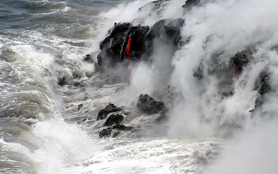 Pāhoehoe lava meets Pacific.jpg
