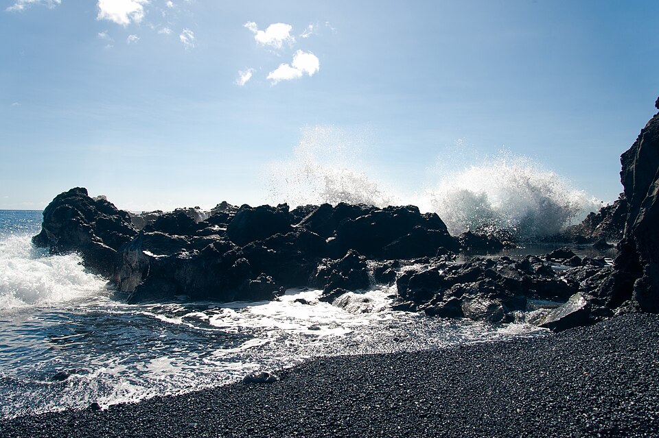 Breaking ocean waves - Hawaii.jpg