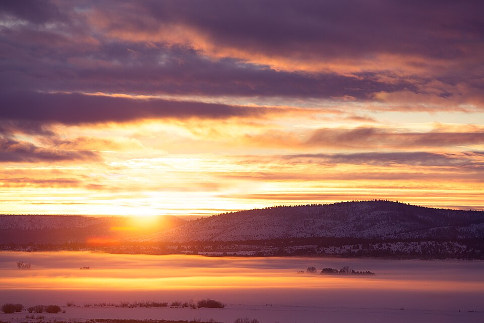 Sea of clouds at sunset in Oregon.jpg