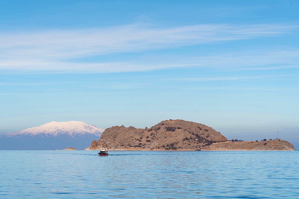 Akdamar island Van lake.jpg